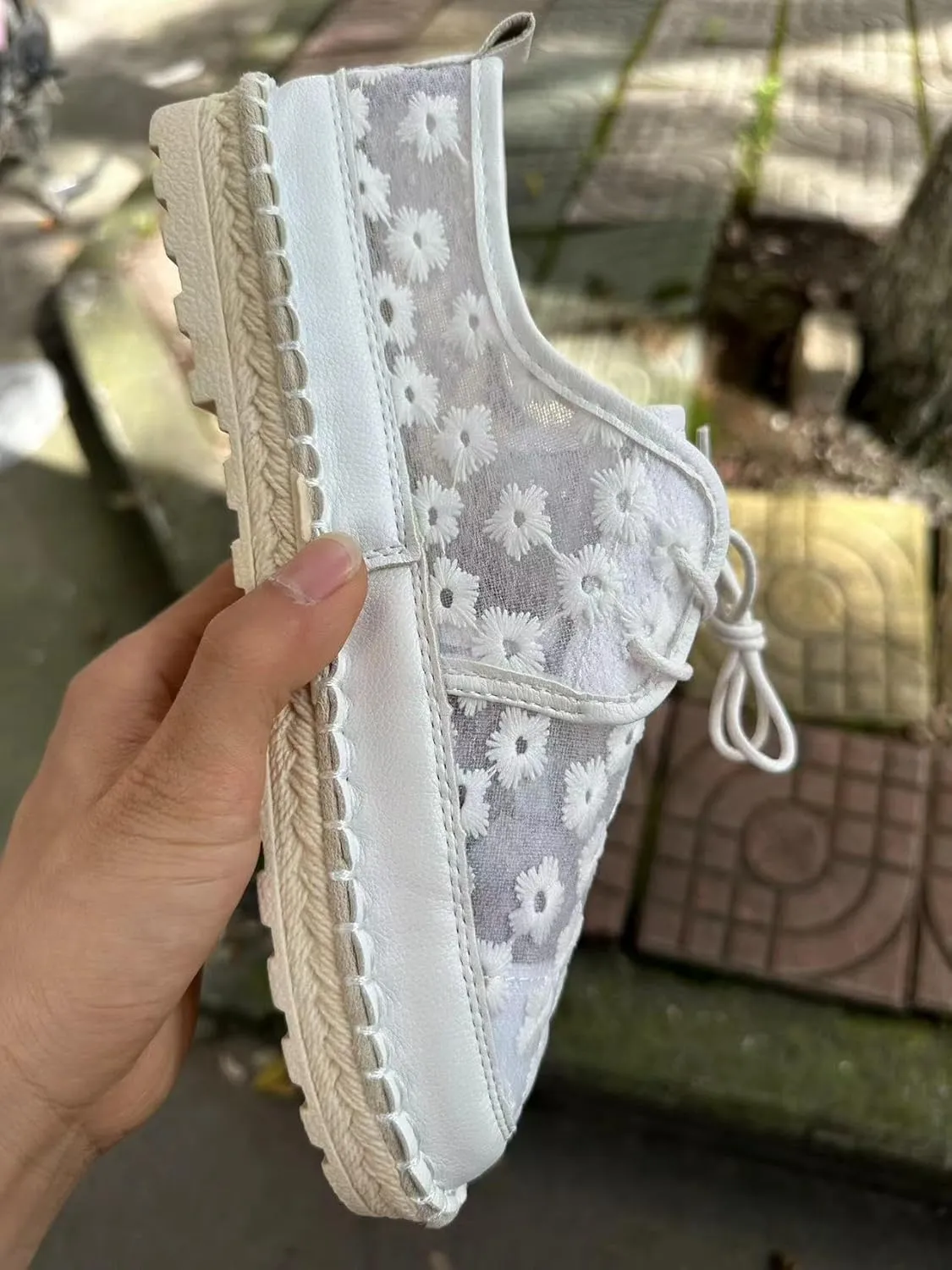 Comfortable Flat Casual Shoes with Round to for Women Embroidered Lace Breathable Lace-Up Low-Top Sneakers
