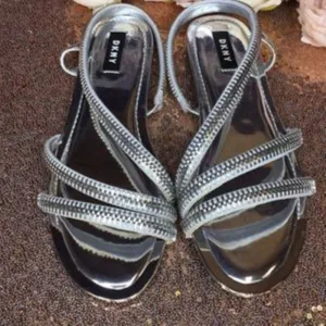 Dkny Khloi Flat Sandals 8.5